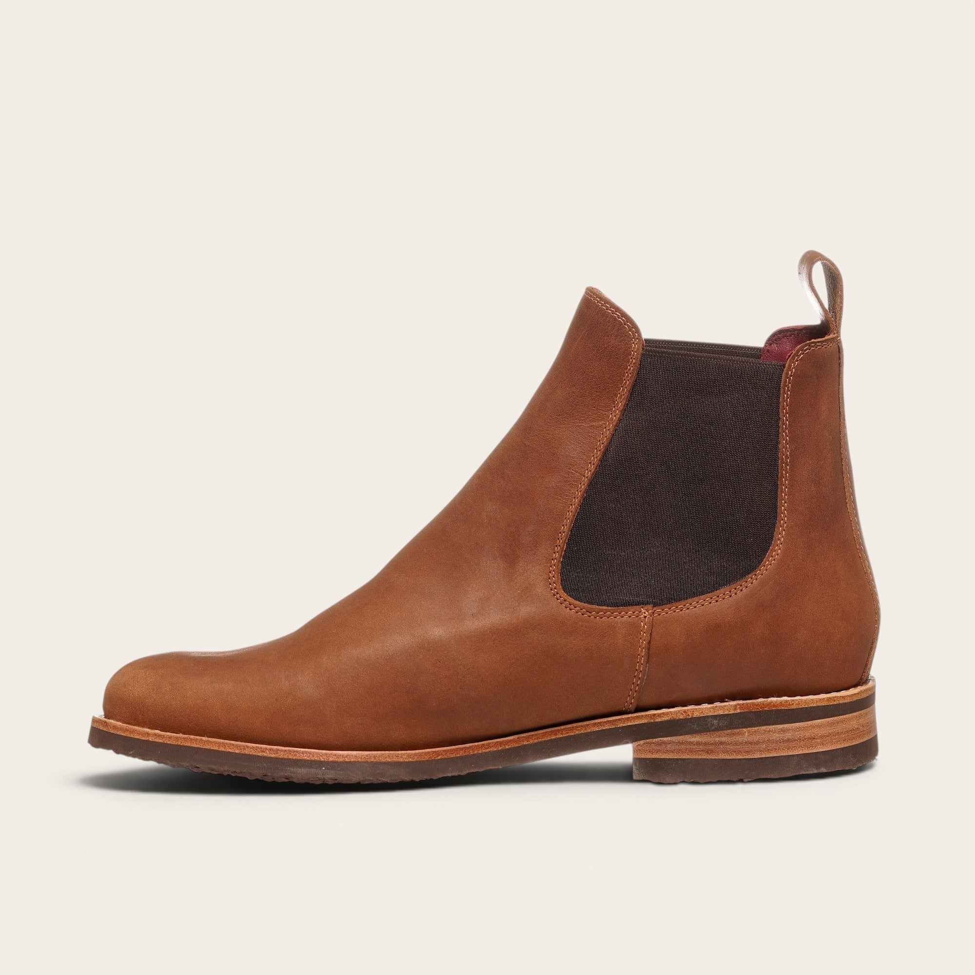 Botín Chelsea de piel moka para hombre OLKI con paneles elásticos laterales y suela de cuero natural y caucho color chocolate.