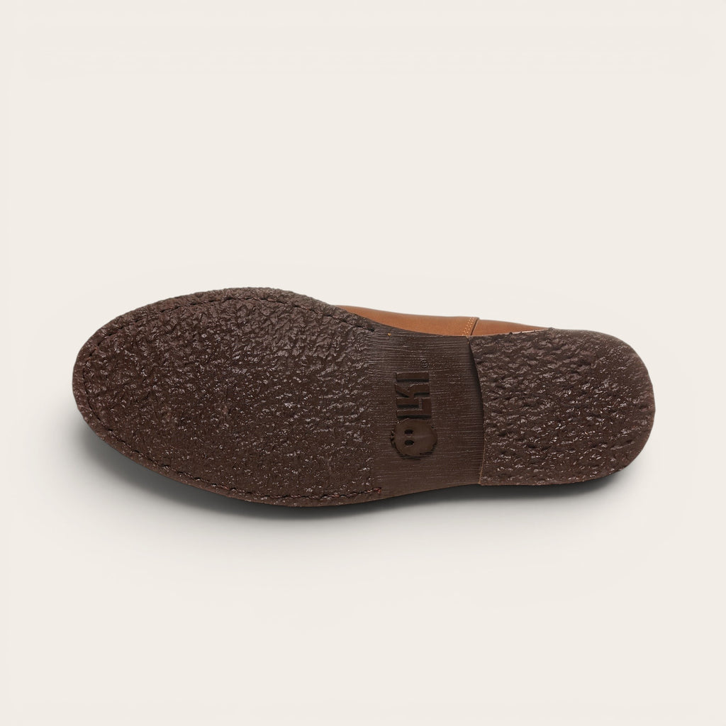 Botín OLKI Tupungato Moka de cuero con suela de caucho chocolate y paneles elásticos laterales.