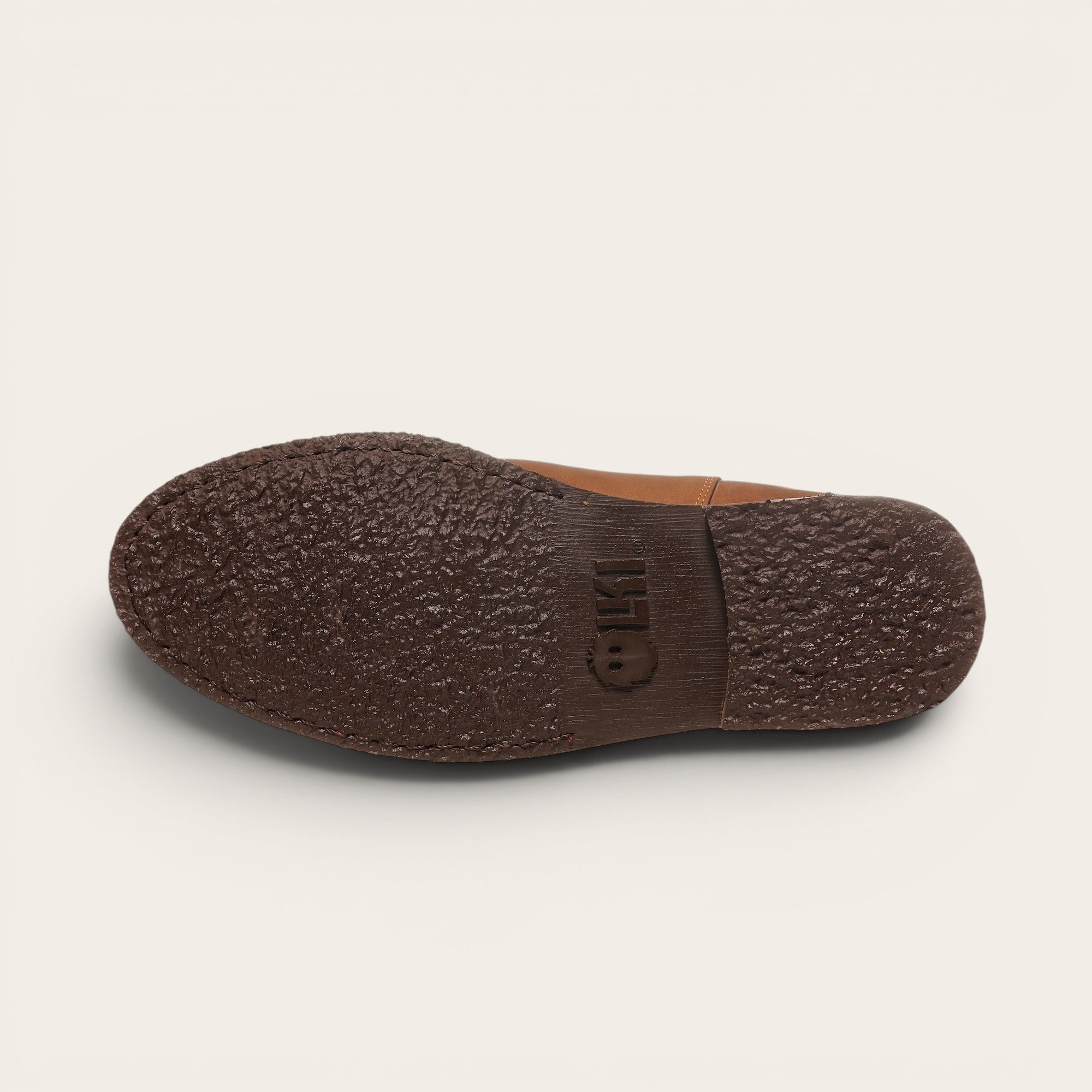 Botín OLKI Tupungato Moka de cuero con suela de caucho chocolate y paneles elásticos laterales.
