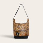 Cartera de hombro OLKI Lilium Print con estampado animal tipo tigre y base en color negro