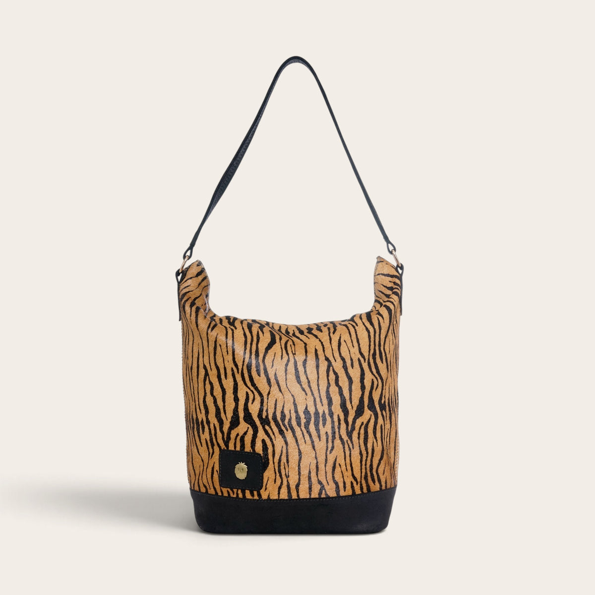 Cartera de hombro OLKI Lilium Print con estampado animal tipo tigre y base en color negro