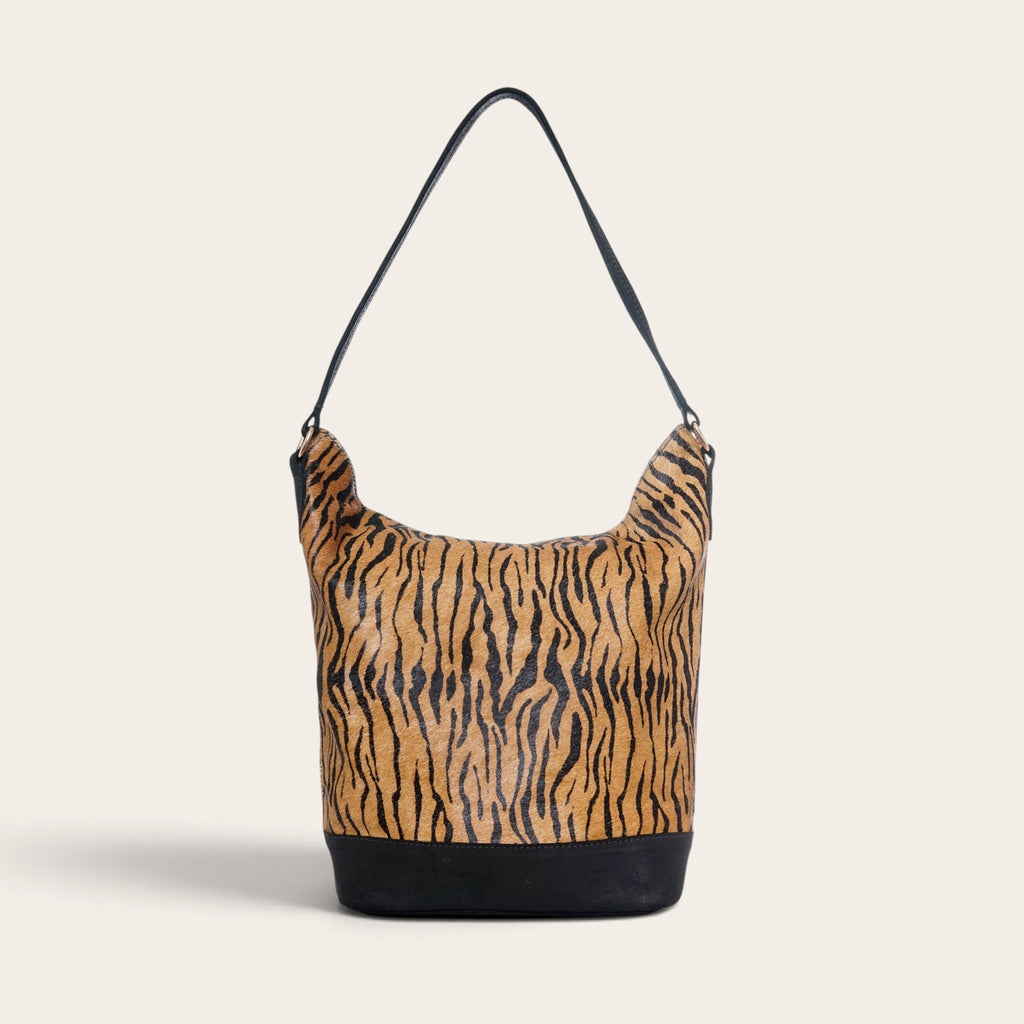 Cartera de hombro OLKI Lilium Print con estampado animal tipo tigre y base de cuero negro