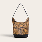 Cartera de hombro OLKI Lilium Print con estampado animal tipo tigre y base de cuero negro