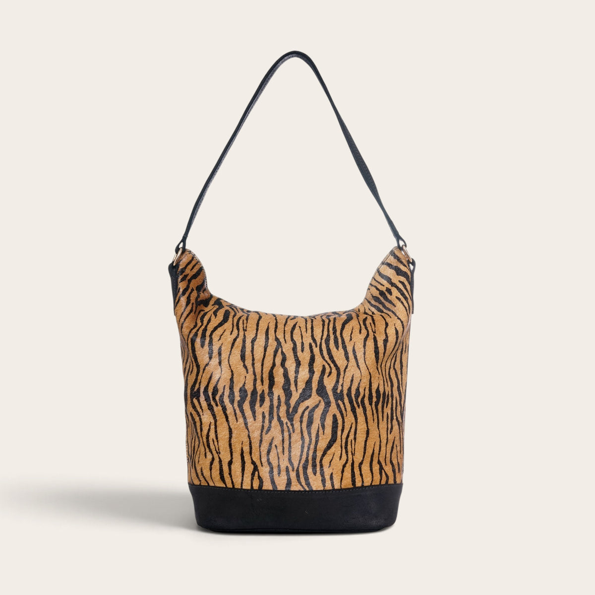 Cartera de hombro OLKI Lilium Print con estampado animal tipo tigre y base de cuero negro