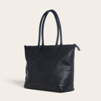 Cartera de hombro OLKI modelo Tulipán en cuero graso negro con diseño estructurado y asas largas