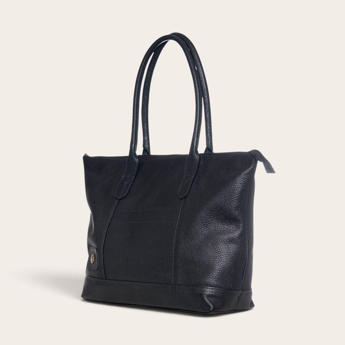 Cartera de hombro OLKI modelo Tulipán en cuero graso negro con diseño estructurado y asas largas