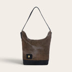 Cartera de hombro mujer OLKI Lilium con estampado de cuadros negros y base de ante, detalle de logo dorado frontal