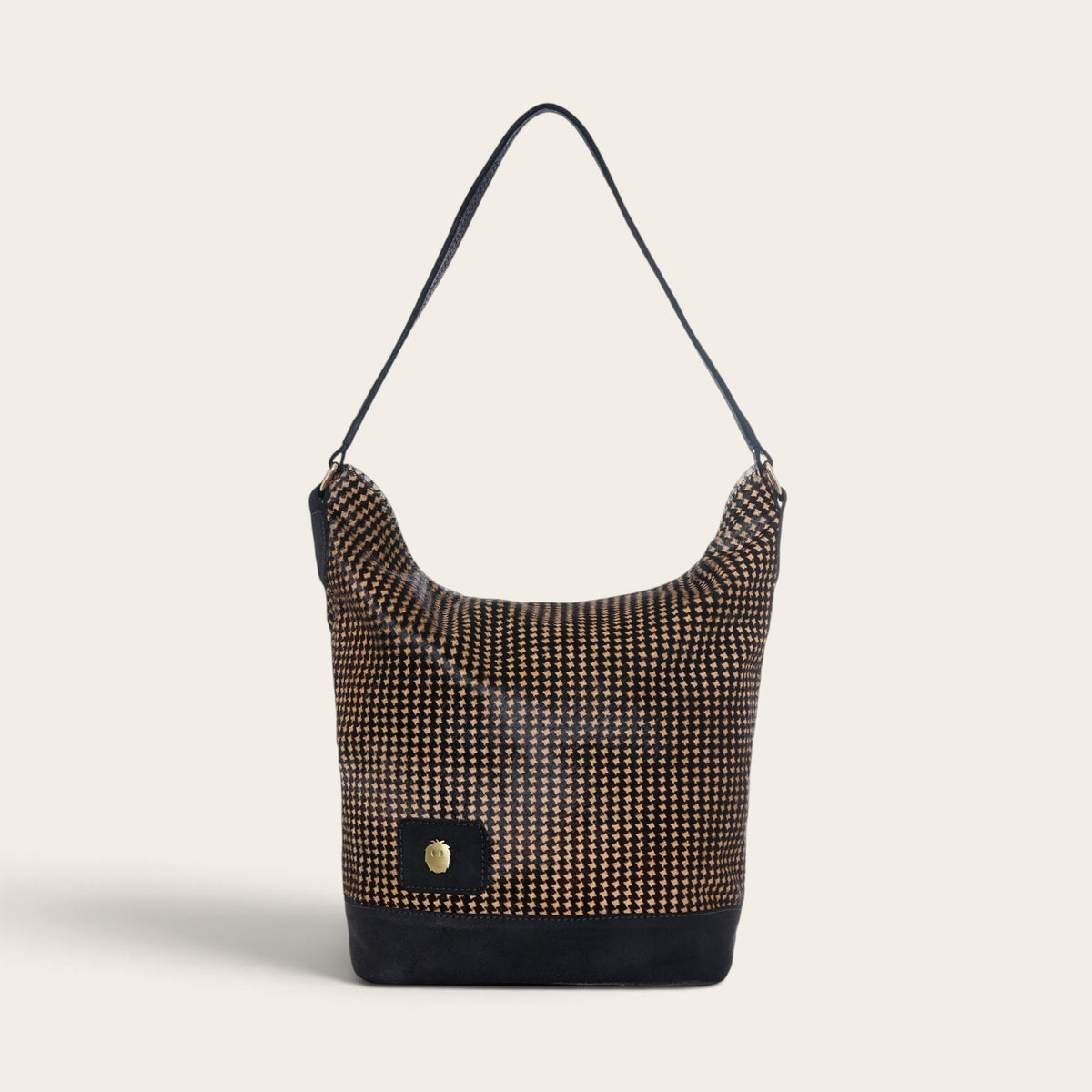 Cartera de hombro mujer OLKI Lilium con estampado de cuadros negros y base de ante, detalle de logo dorado frontal