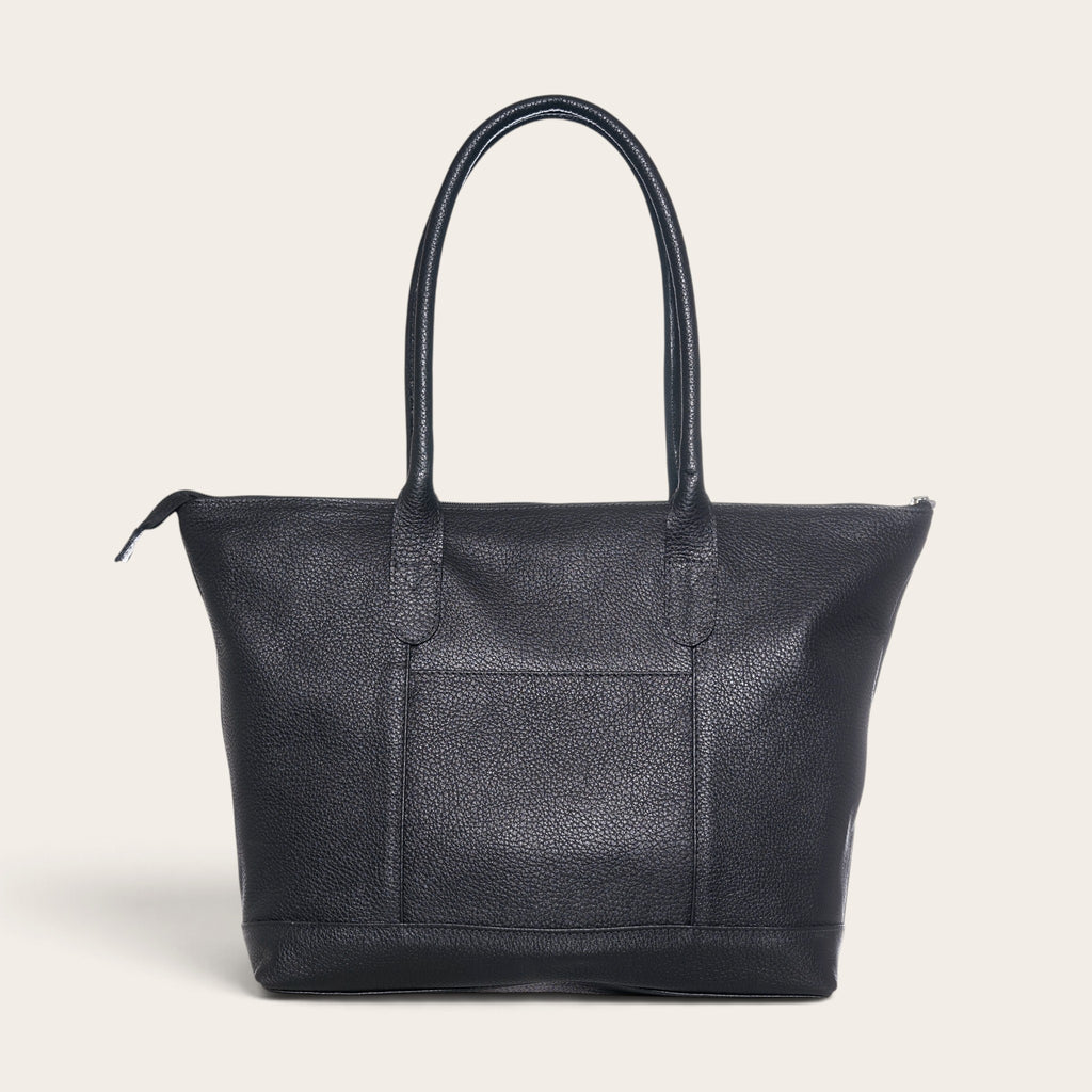 Cartera de hombro OLKI Tulipán en cuero graso negro con textura marcada, asas largas y cierre superior seguro.