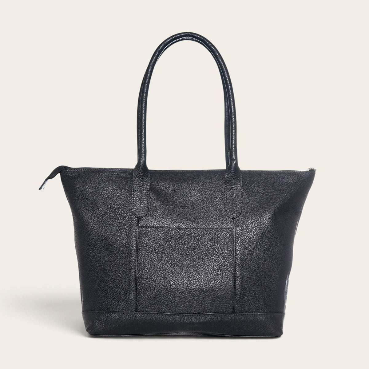 Cartera de hombro OLKI Tulipán en cuero graso negro con textura marcada, asas largas y cierre superior seguro.