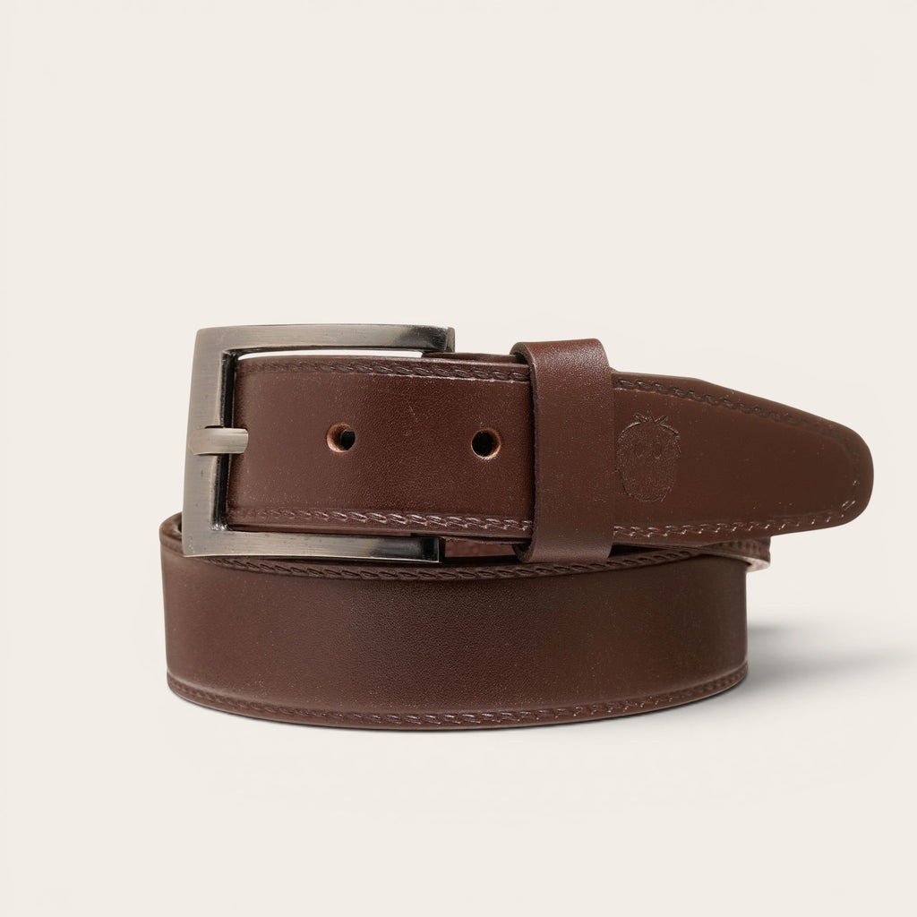 Cinturón OLKI Olmo de cuero marrón chocolate con costuras y hebilla metálica plateada. Ideal para hombre.