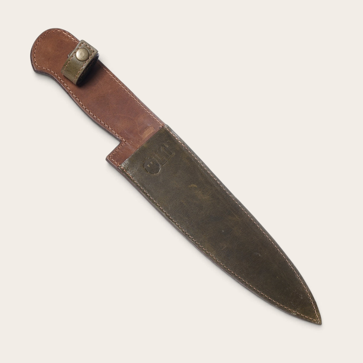 Cuchillo parrillero OLKI Puelo con funda de cuero natural en tono café y detalles de costura reforzada