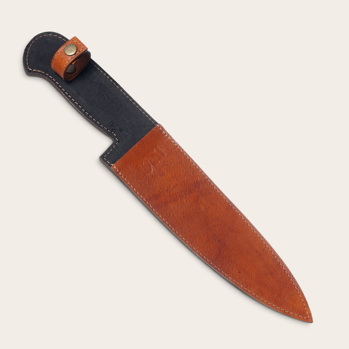 Cuchillo parrillero OLKI con funda de cuero natural color marrón y mango negro, ideal para asados