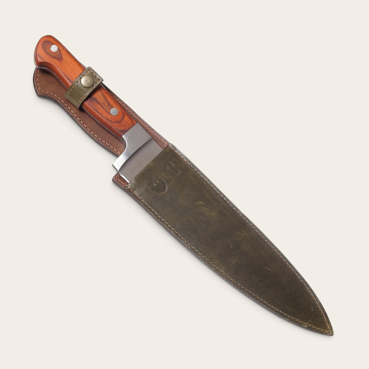 Cuchillo parrillero OLKI modelo Puelo con mango de madera y funda de cuero café para asados