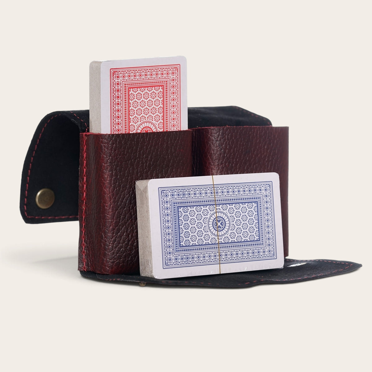Estuche para naipes OLKI de cuero natural negro con dos mazos de cartas, diseño compacto y resistente.
