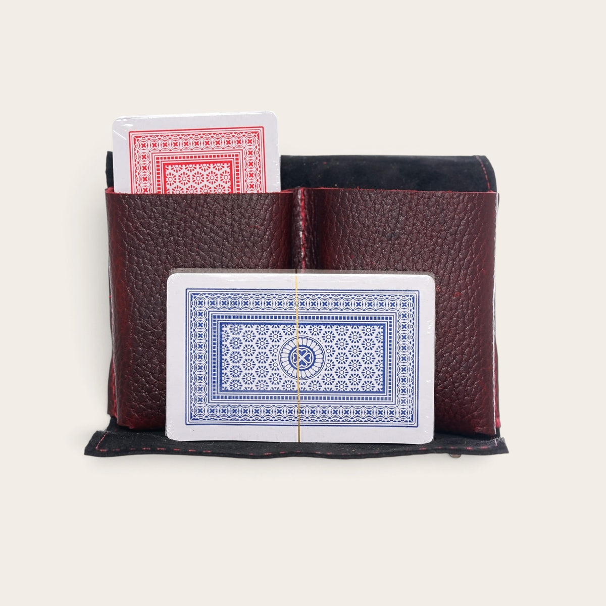 Estuche OLKI para dos mazos de cartas hecho de cuero natural negro con textura rugosa y naipes incluidos
