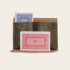 Estuche de cuero natural OLKI color café para dos mazos de cartas, diseño compacto y resistente para viajes.