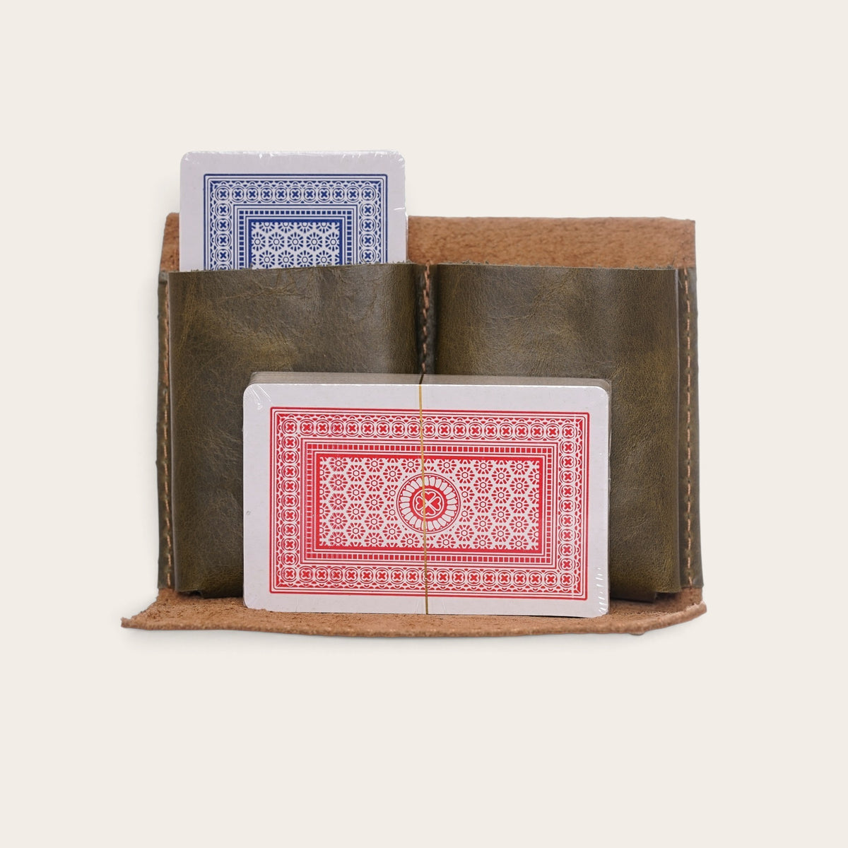 Estuche de cuero natural OLKI color café para dos mazos de cartas, diseño compacto y resistente para viajes.