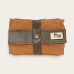 Estuche enrollable para dominós OLKI de cuero natural color café con cierre de correa y placa metálica de la marca