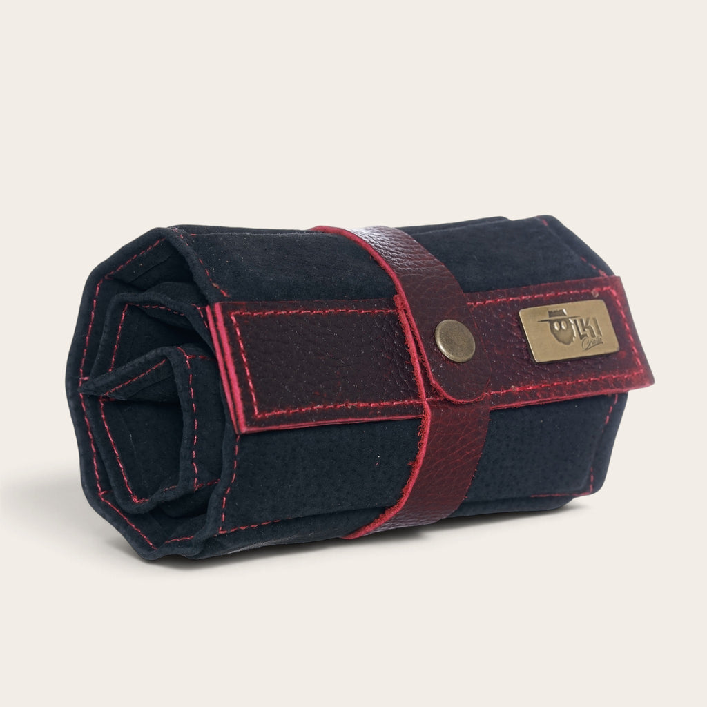 Estuche enrollable para dominós OLKI de cuero natural negro con costuras rojas y cierre de broche metálico