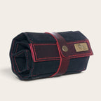 Estuche enrollable para dominós OLKI de cuero natural negro con costuras rojas y cierre de broche metálico