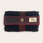 Estuche enrollable para dominó OLKI de cuero natural negro con detalles en burdeos y placa metálica grabada