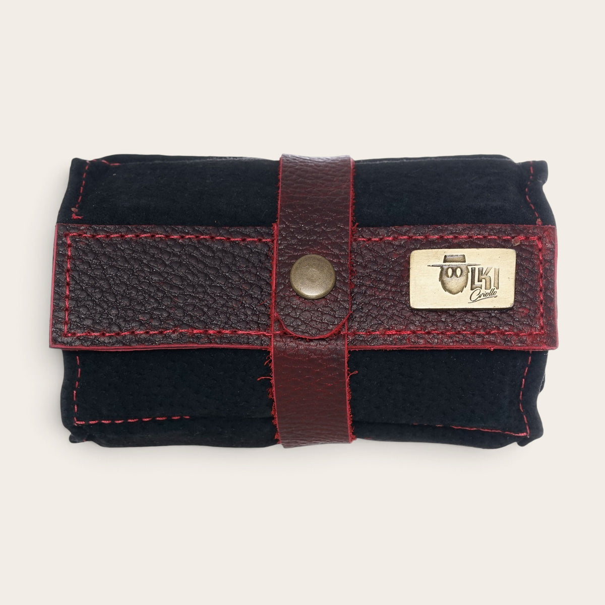 Estuche enrollable para dominó OLKI de cuero natural negro con detalles en burdeos y placa metálica grabada