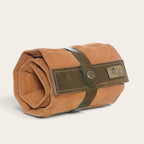 Estuche enrollable para dominós OLKI de cuero natural color café con correa de cierre y placa metálica de la marca
