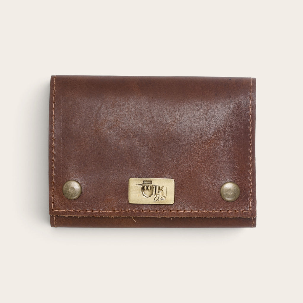 Estuche para naipes OLKI de cuero natural color café con broches metálicos y placa de marca frontal