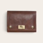 Estuche para naipes OLKI de cuero natural color café con broches metálicos y placa de marca frontal