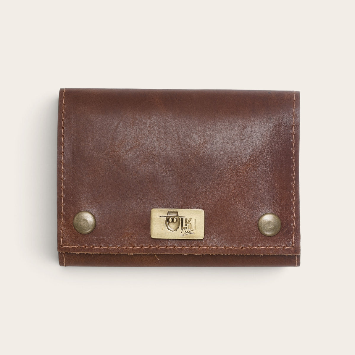 Estuche para naipes OLKI de cuero natural color café con broches metálicos y placa de marca frontal