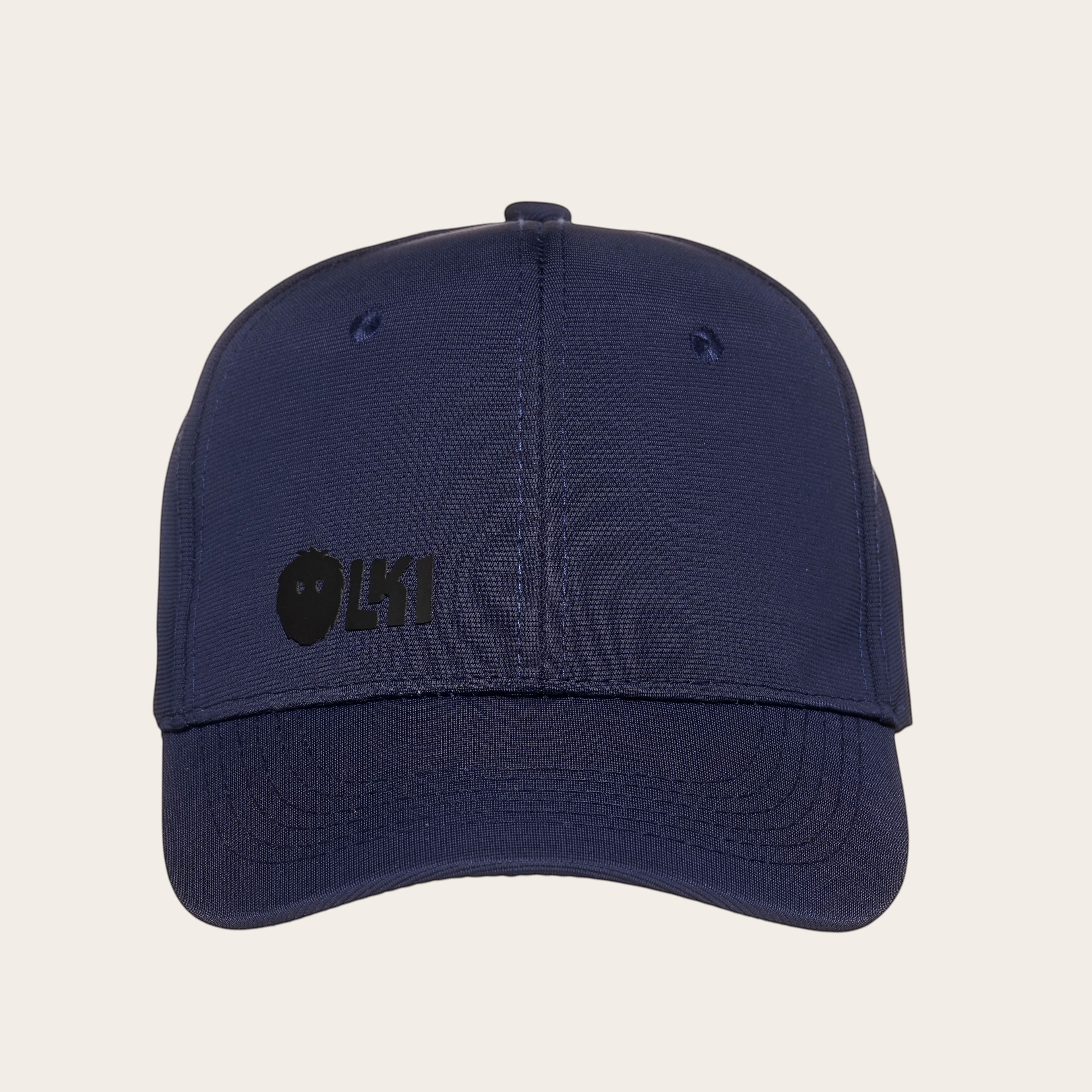 Gorra azul marino unisex OLKI con logo frontal en relieve y visera curva. Estilo moderno y versátil.