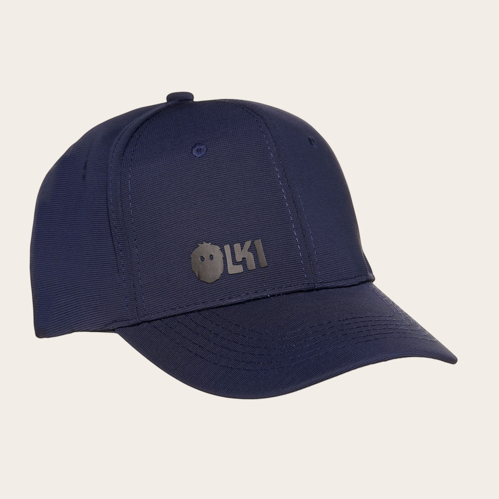 Gorra azul marino unisex OLKI con visera curva y logo frontal en relieve. Estilo moderno y versátil.