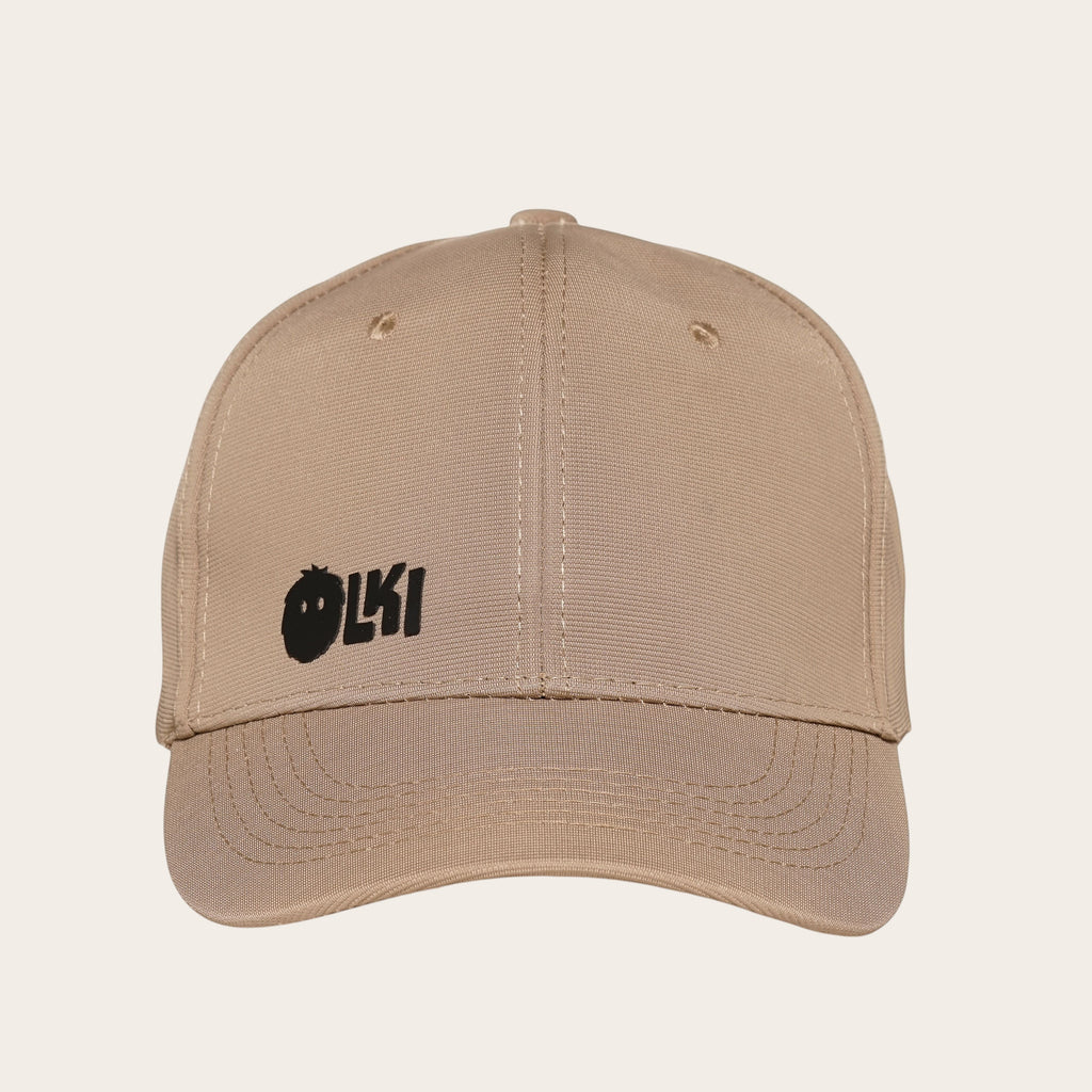Gorra beige unisex OLKI con visera curva y logo frontal en relieve, ideal para uso diario y actividades al aire libre.
