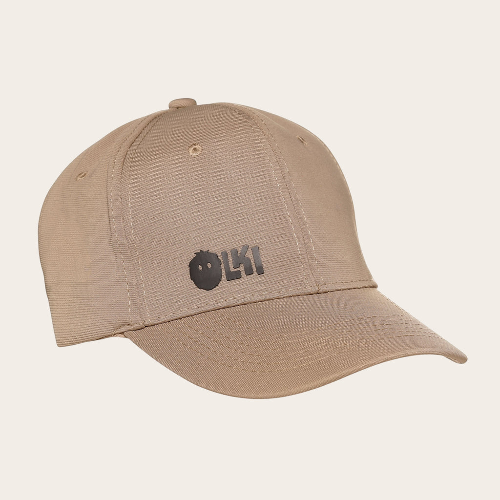 Gorra beige unisex OLKI Lifestyle Tamarugal con visera curva y logo frontal en relieve, ideal para uso diario y actividades al aire libre.
