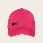 Gorra OLKI fucsia con logo frontal en relieve, visera curva y estructura firme para uso diario y actividades al aire libre.
