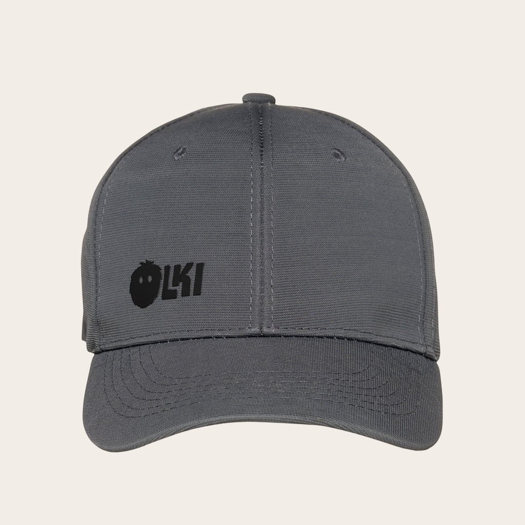 Gorra unisex OLKI gris de tejido liso con visera curva y logo frontal en relieve.