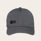 Gorra unisex OLKI gris de tejido liso con visera curva y logo frontal en relieve.