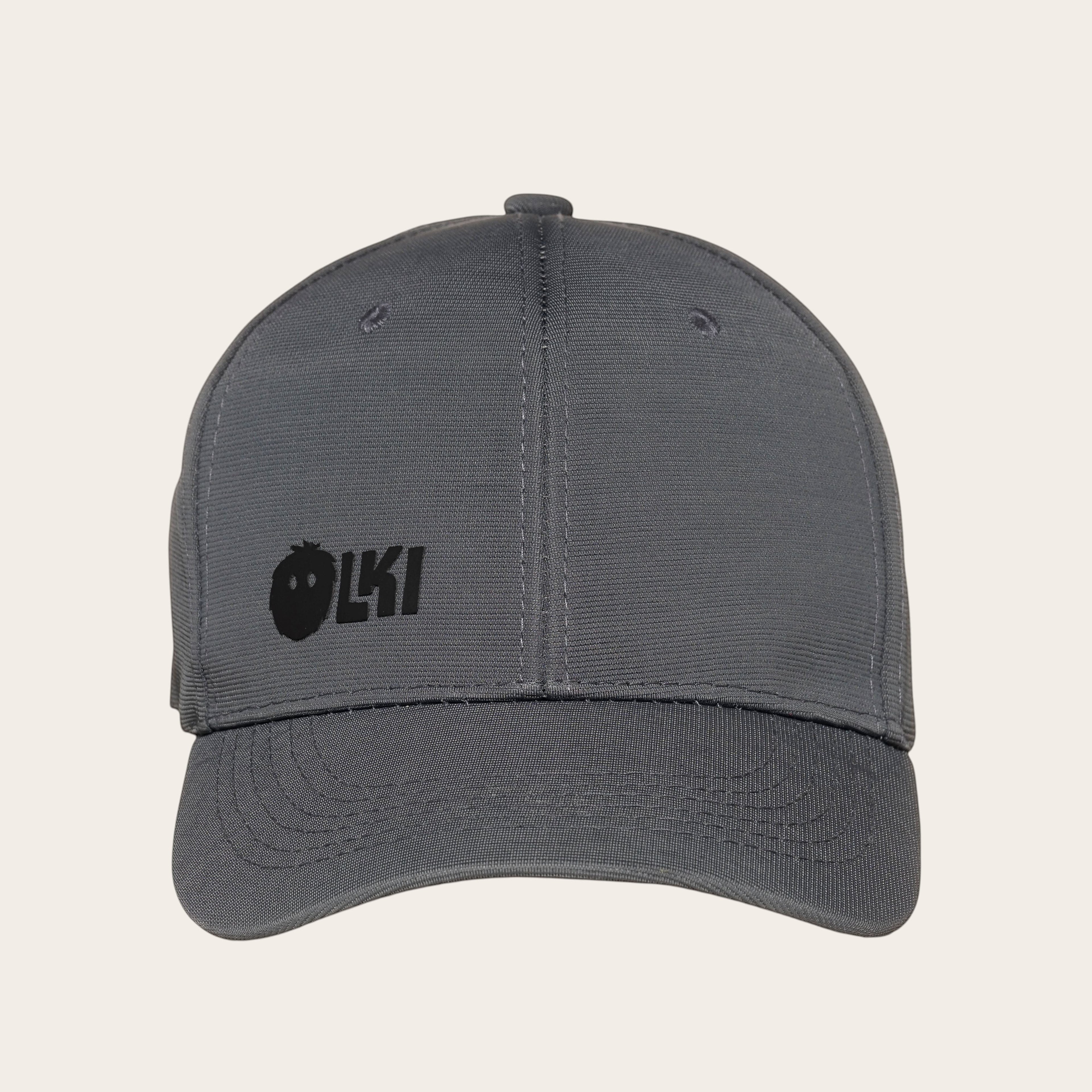 Gorra unisex OLKI gris de tejido liso con visera curva y logo frontal en relieve.