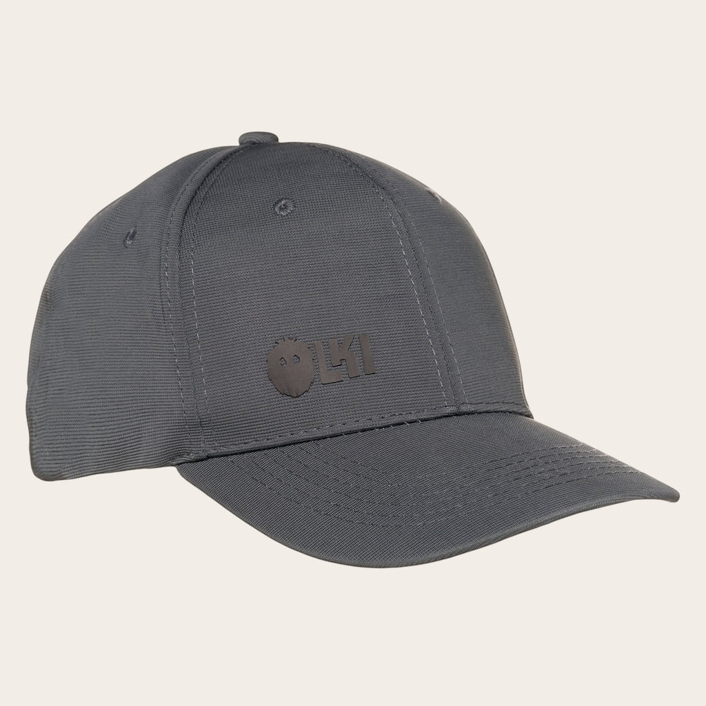 Gorra unisex OLKI Tamarugal gris de tejido estructurado con visera curva y logo en relieve.