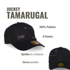Gorra negra de poliéster 100% de OLKI con 6 paneles, logo en relieve y correa ajustable. Visera curva para protección solar.