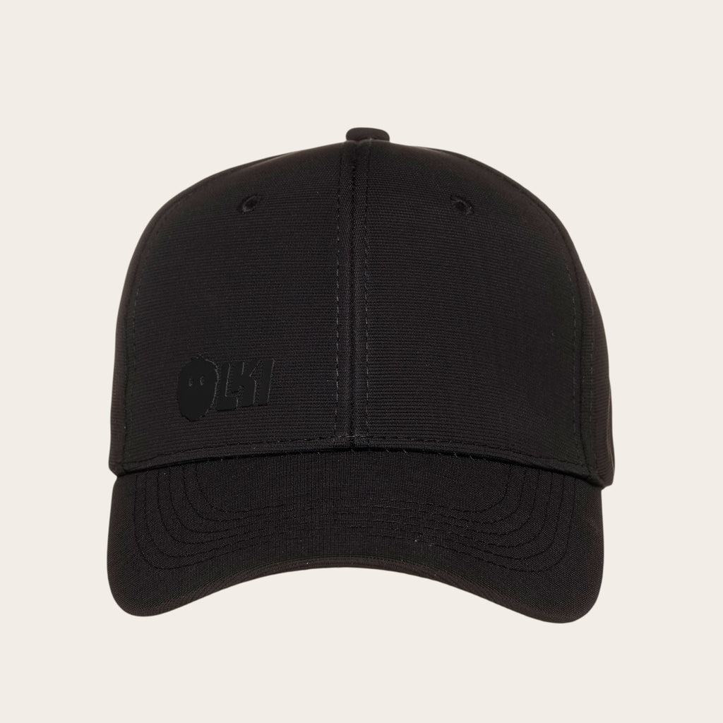 Gorra negra unisex OLKI Tamarugal con logo en relieve y visera curva. Estilo moderno y versátil.