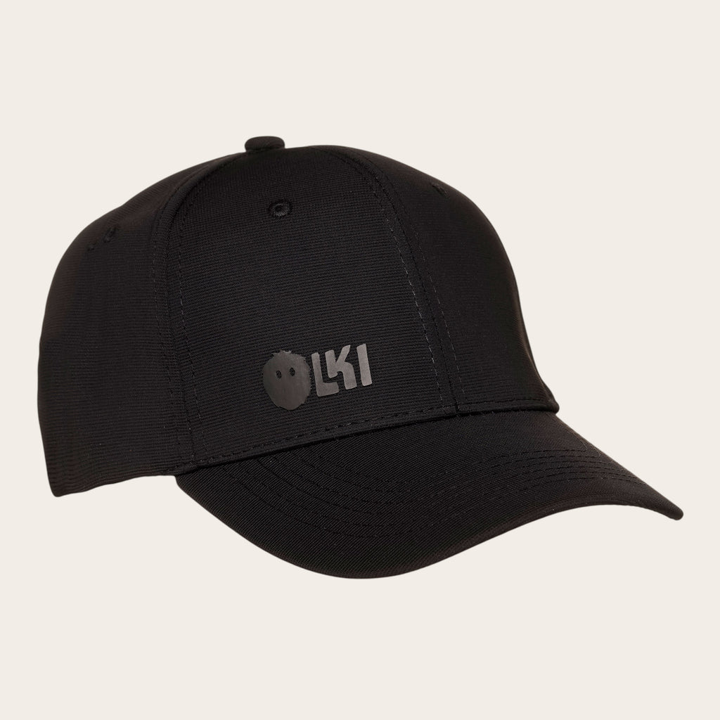 Gorra negra unisex OLKI Tamarugal con logo frontal en relieve y visera curva. Estilo moderno y versátil.
