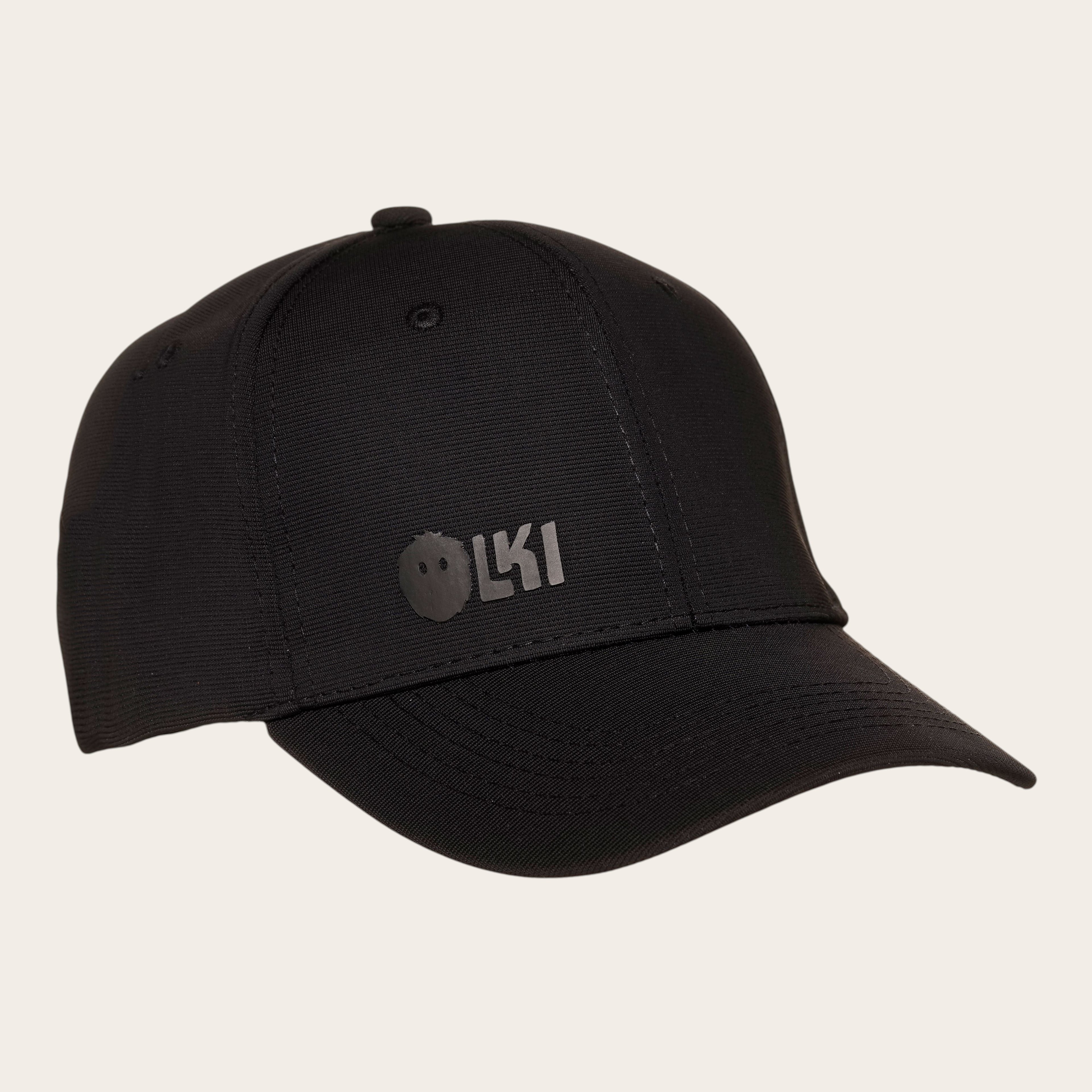 Gorra negra unisex OLKI Tamarugal con logo frontal en relieve y visera curva. Estilo moderno y versátil.