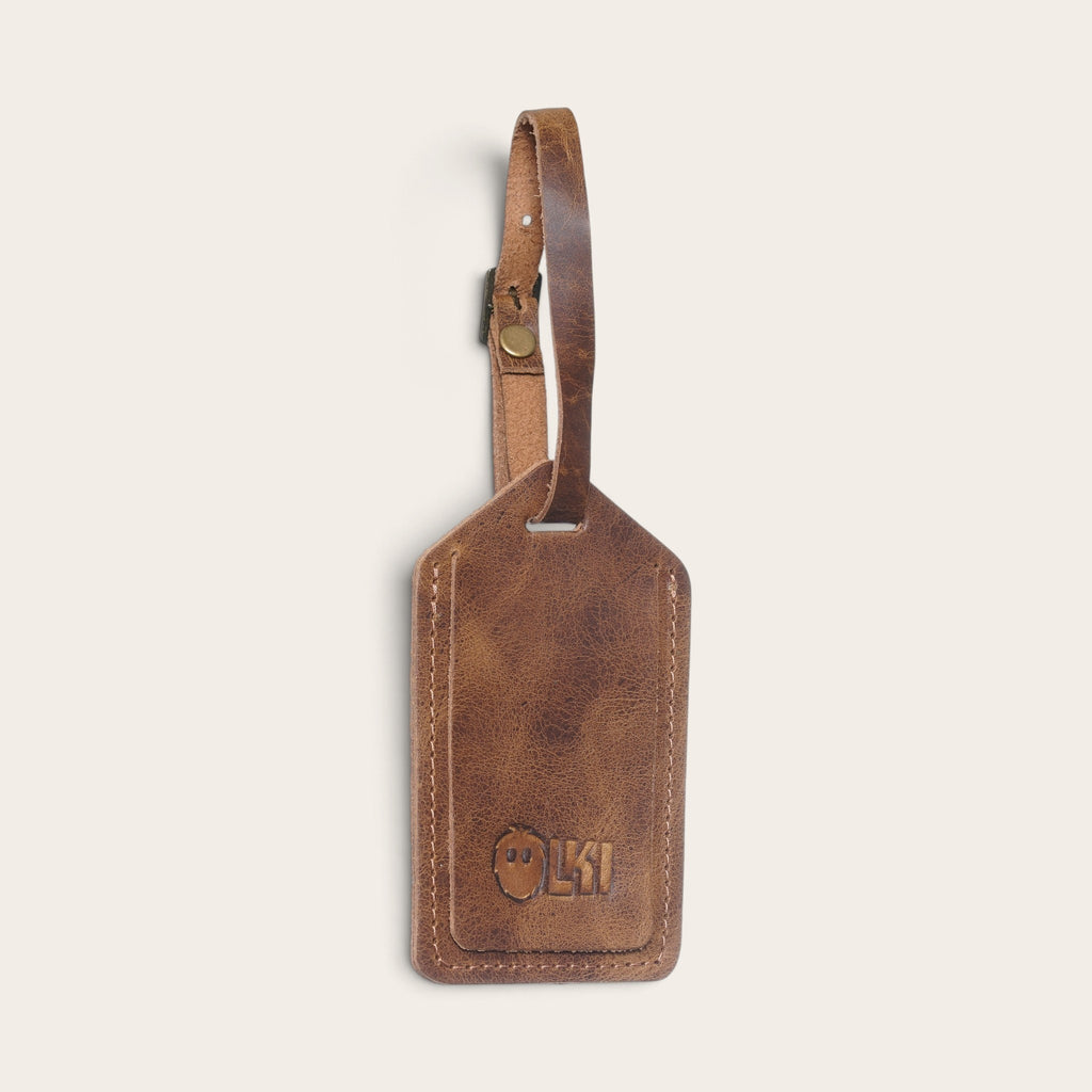 Identificador de equipaje OLKI Huasco de cuero natural color café con correa ajustable y logo grabado