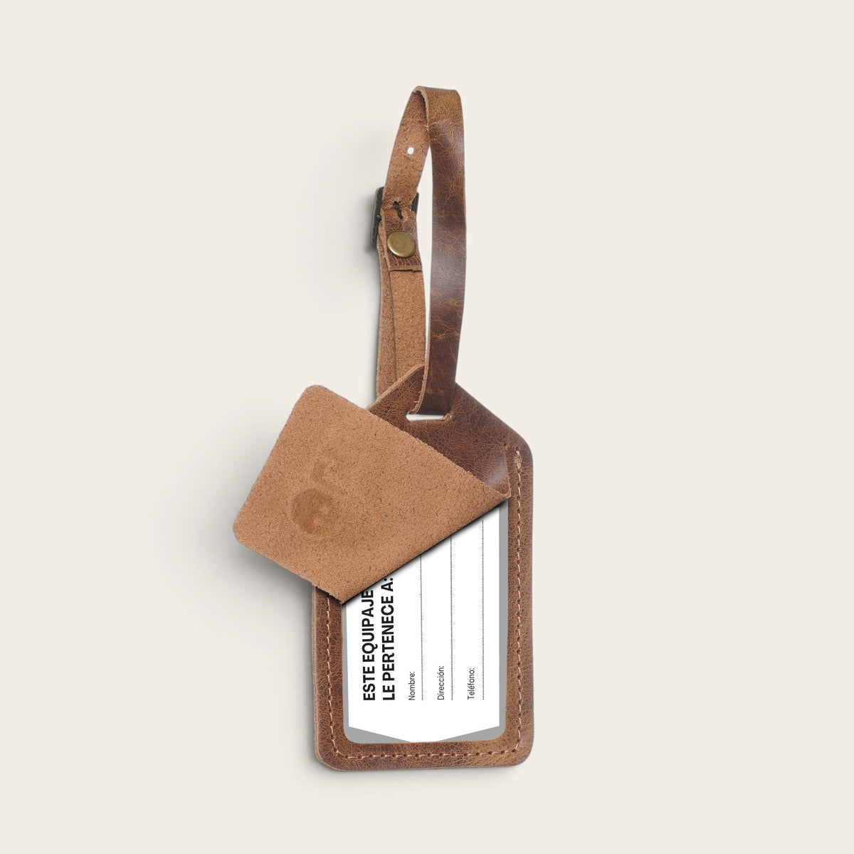 Identificador de equipaje OLKI Huasco de cuero natural color café con solapa protectora y correa ajustable