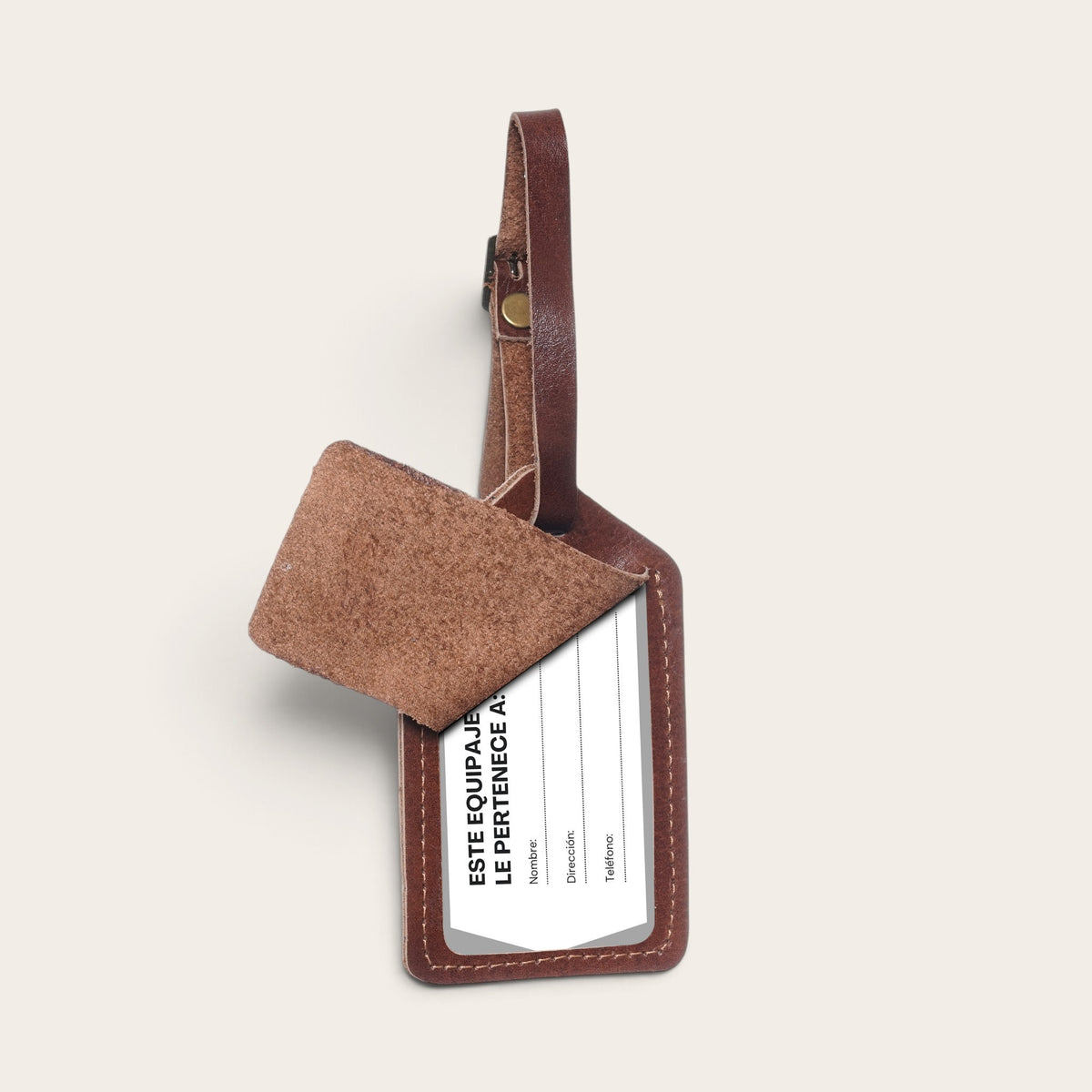 Identificador de equipaje OLKI de cuero natural color castaño con solapa protectora y tarjeta de datos personal