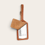 Identificador de equipaje OLKI Huasco color curry hecho de cuero natural con solapa protectora para datos personales