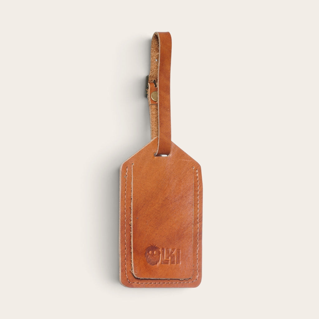 Identificador de equipaje OLKI Huasco en cuero natural color curry con correa ajustable y logo grabado
