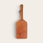 Identificador de equipaje OLKI Huasco en cuero natural color curry con correa ajustable y logo grabado